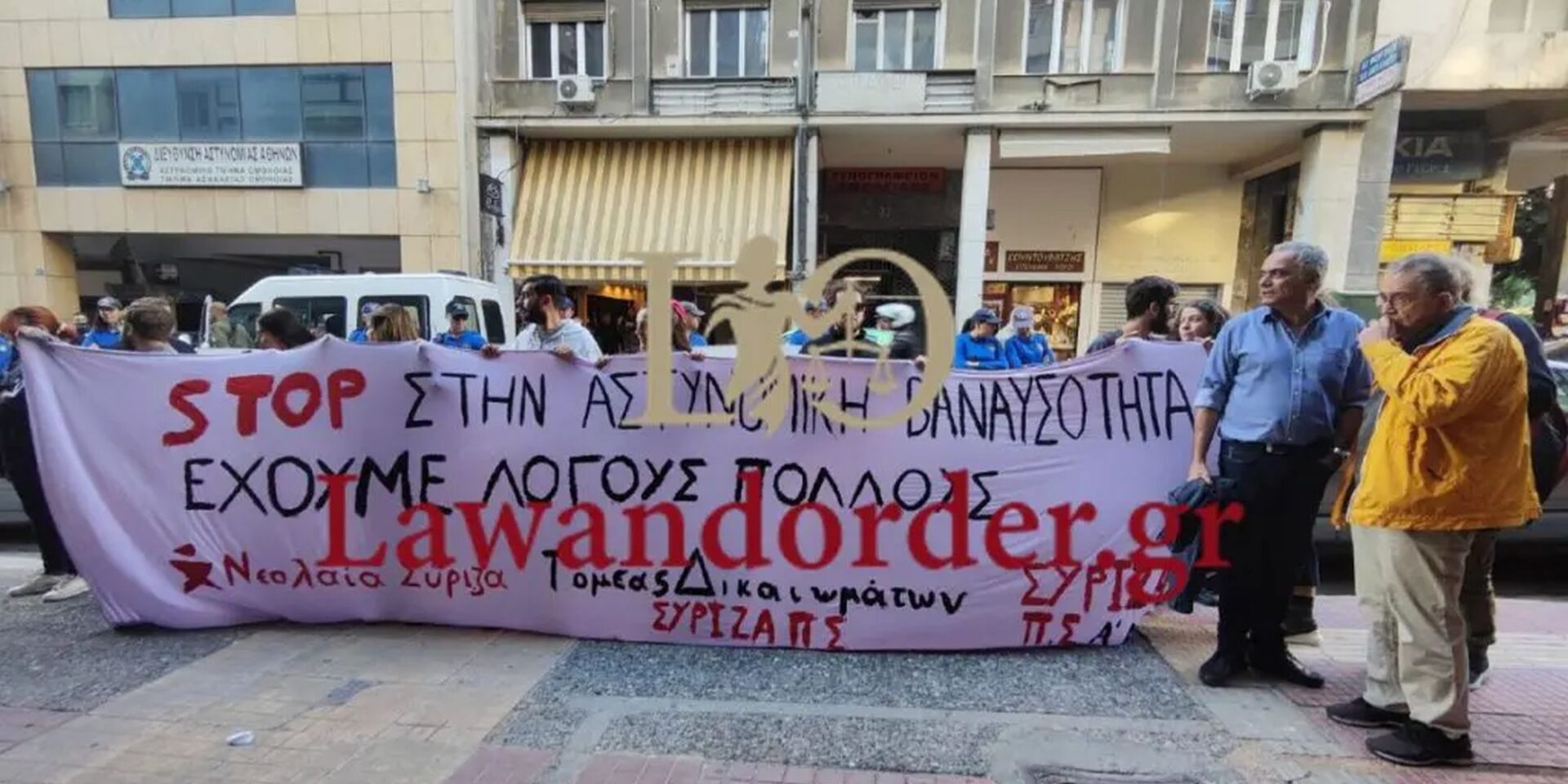 Συγκέντρωση του ΣΥΡΙΖΑ έξω από το Α.Τ. Ομονοίας