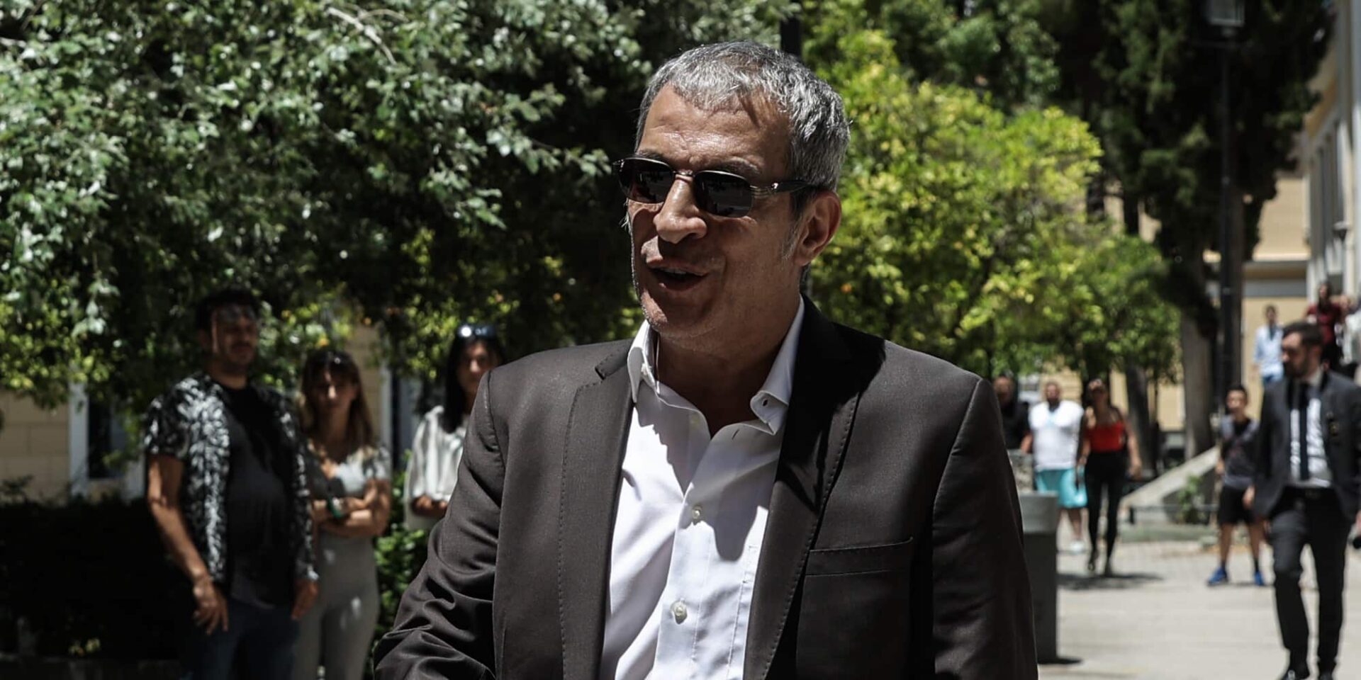 O τραγουδιστής Θέμης Αδαμαντίδης στην Ευελπίδων