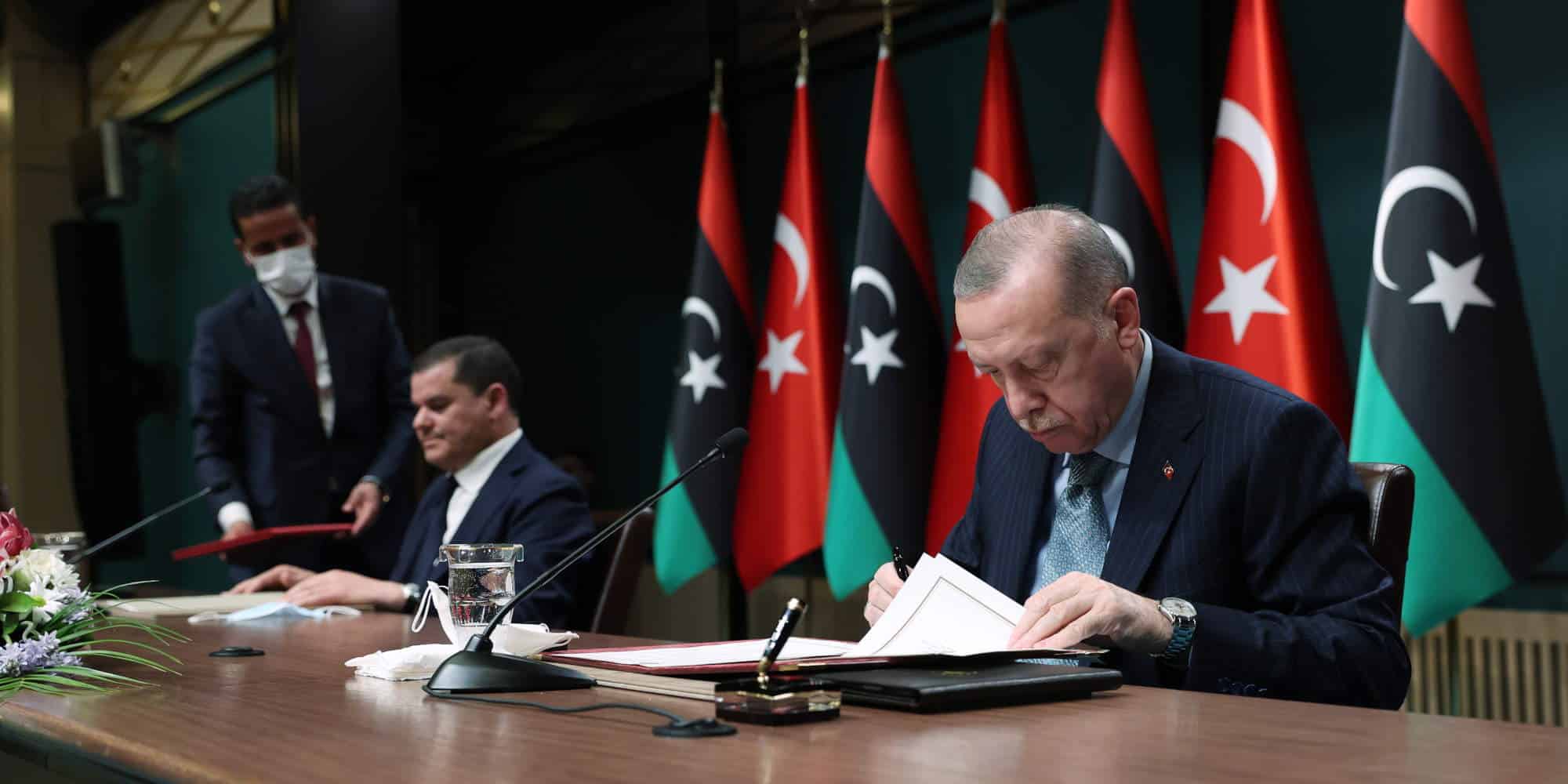 Ο Τούρκος πρόεδρος, Ρετζέπ Ταγίπ Ερντογάν με τον μεταβατικό πρωθυπουργό της Λιβύης, Αμπντούλ Χαμίντ Ντμπεϊμπά / Φωτογραφία: ΑΠΕ