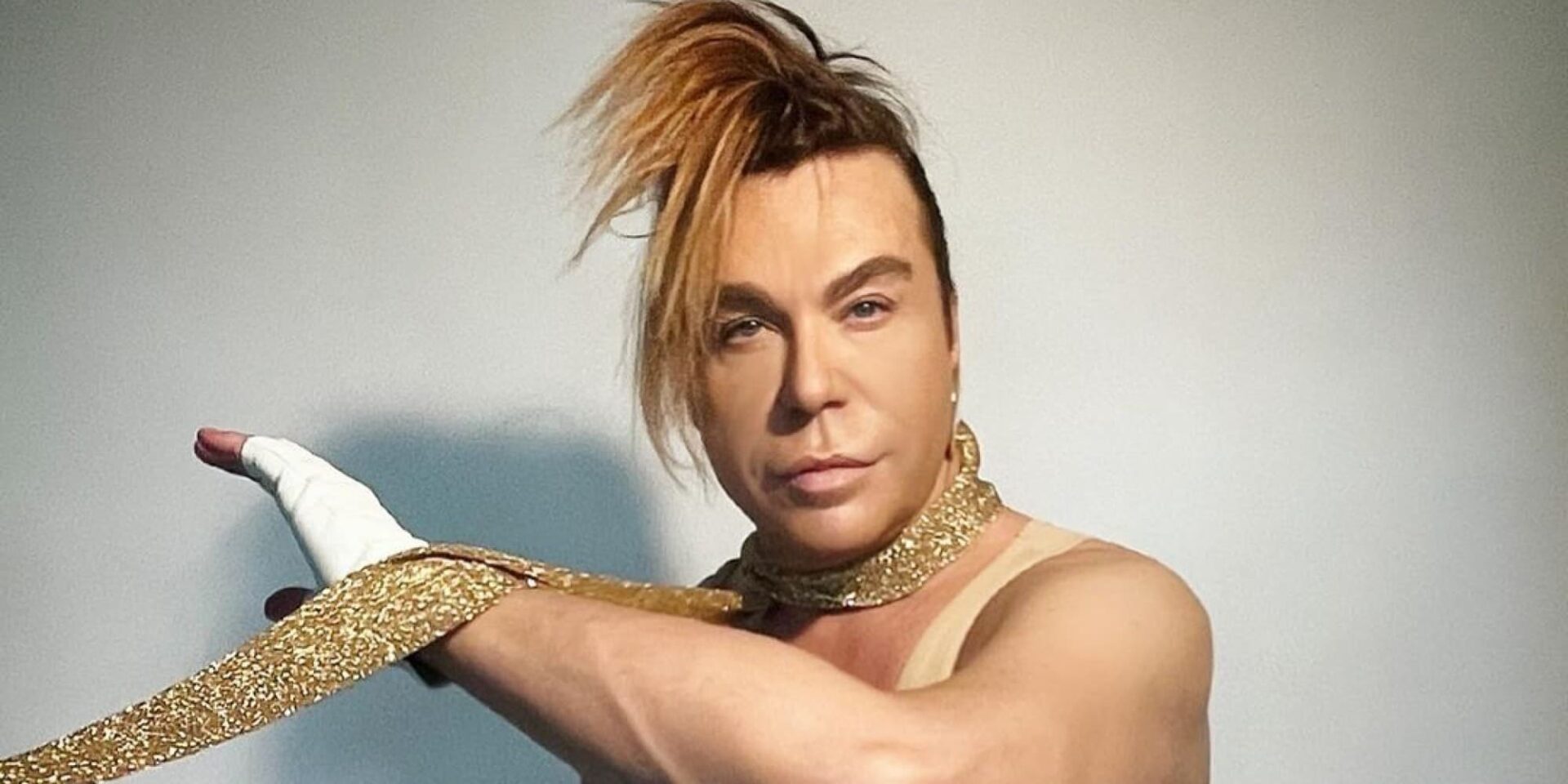Ο γνωστός hair stylist Τρύφωνας Σαμαράς