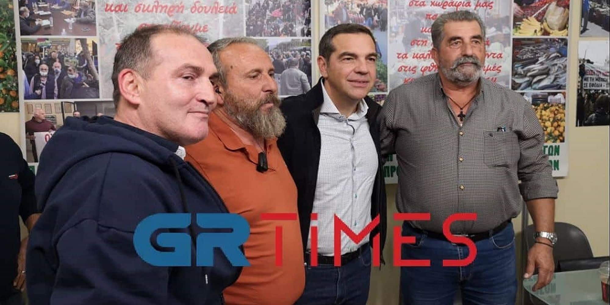 tsipras agrotica - Δώρο μια ποντιακή λύρα του ΠΑΟΚ έκαναν στον Τσίπρα (βίντεο)
