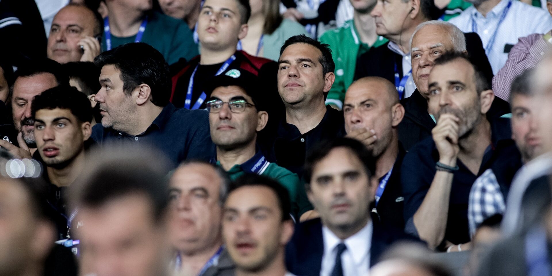 Ο Αλέξης Τσίπρας παρακολουθεί αγώνα του Παναθηναϊκού με τον ΠΑΟΚ