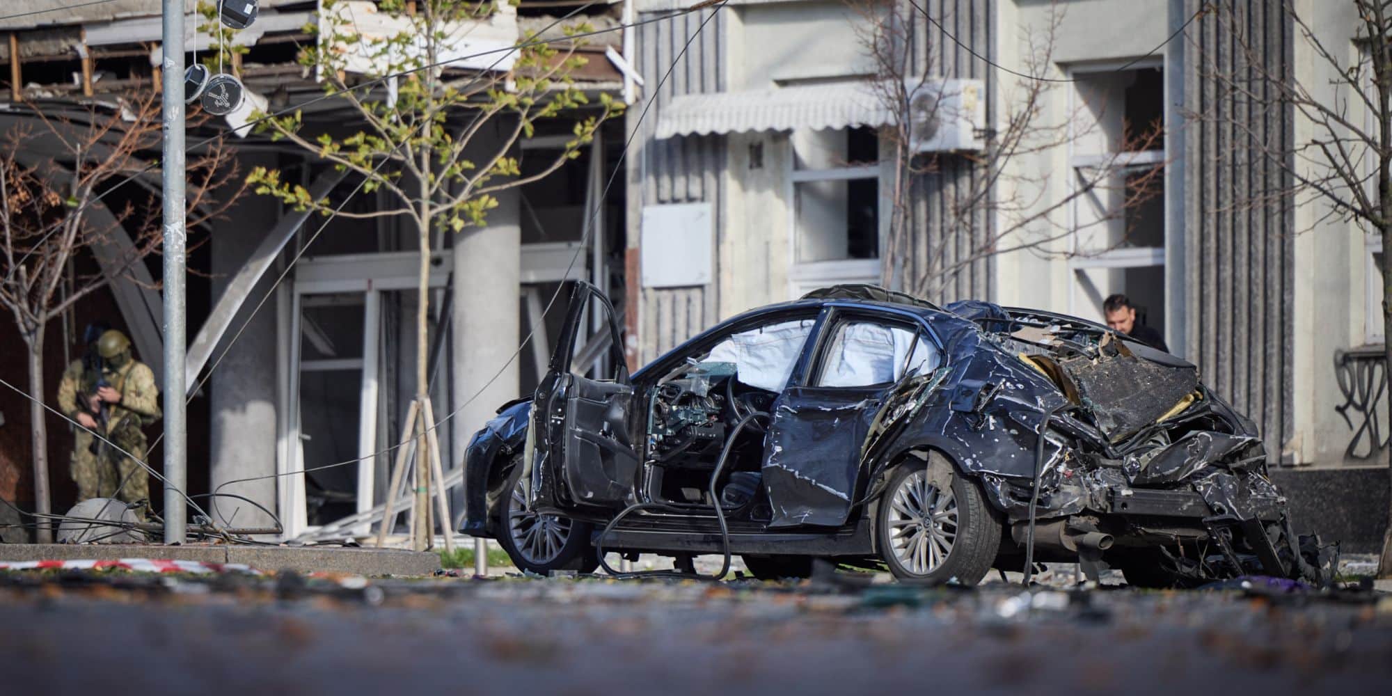 Κατεστραμμένο αυτοκίνητο μετά από ρωσικό βομβαρδισμό στην Ουκρανία