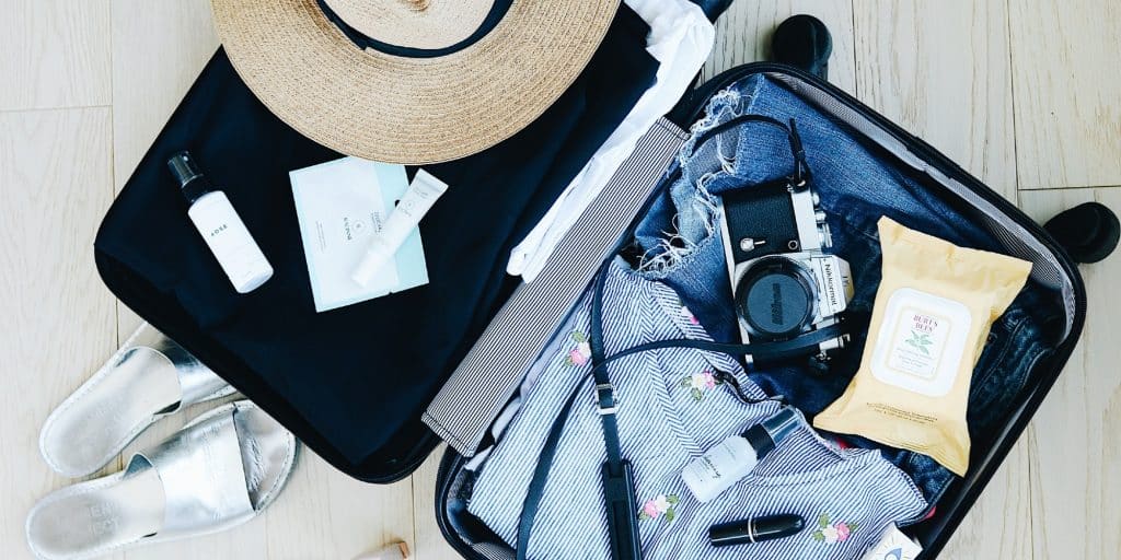 Πράγματα σε βαλίτσα για ταξίδι - διακοπές - εφαρμογές