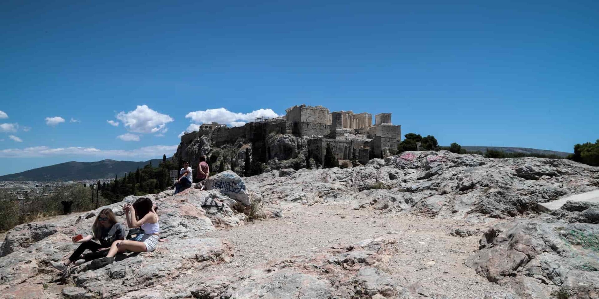 Τα βραχάκια μπροστά από την Ακρόπολη