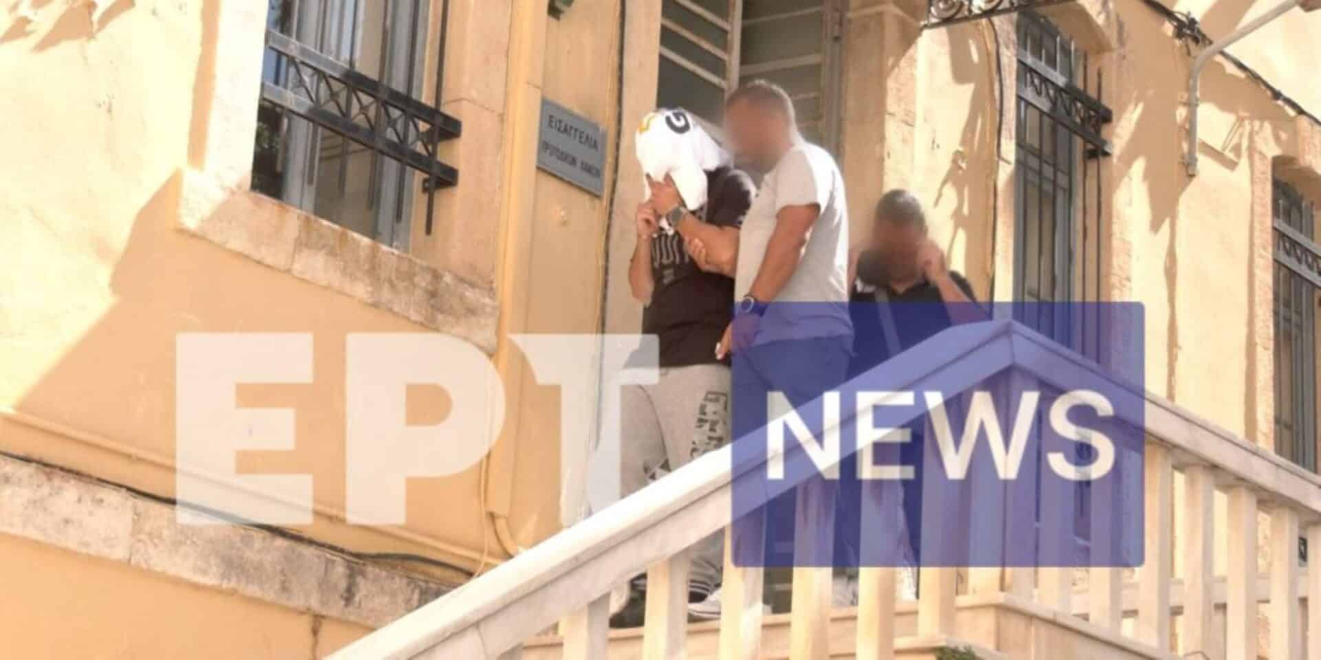 O ένας κατηγορούμενος που βγαίνει από τον εισαγγελέα