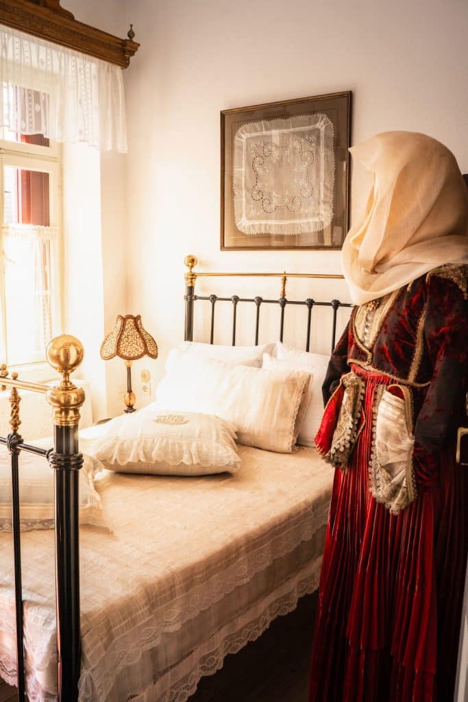 Το υπνοδωμάτιο και μια γυναικεία παραδοσιακή στολή στο «Σκιαθίτικο Σπίτι»