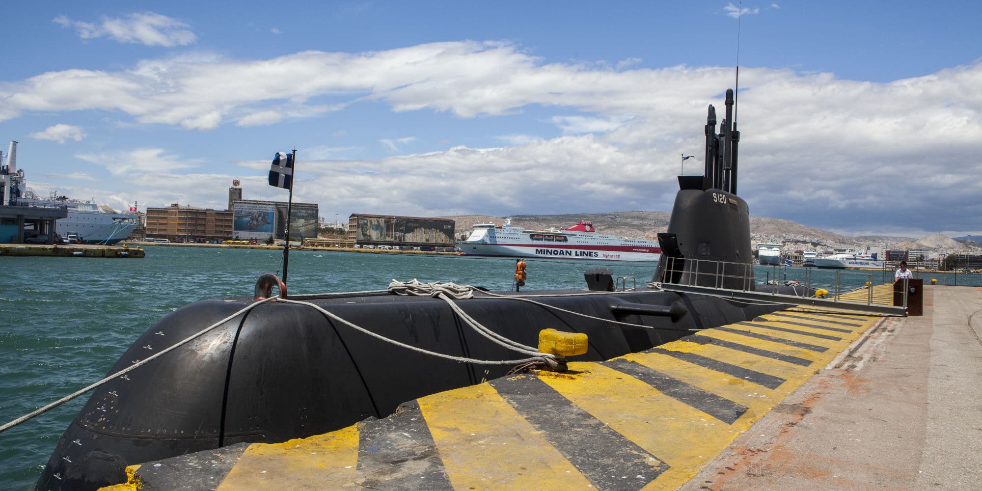 To υποβρύχιο «Παπανικολής» στο λιμάνι του Πειραιά