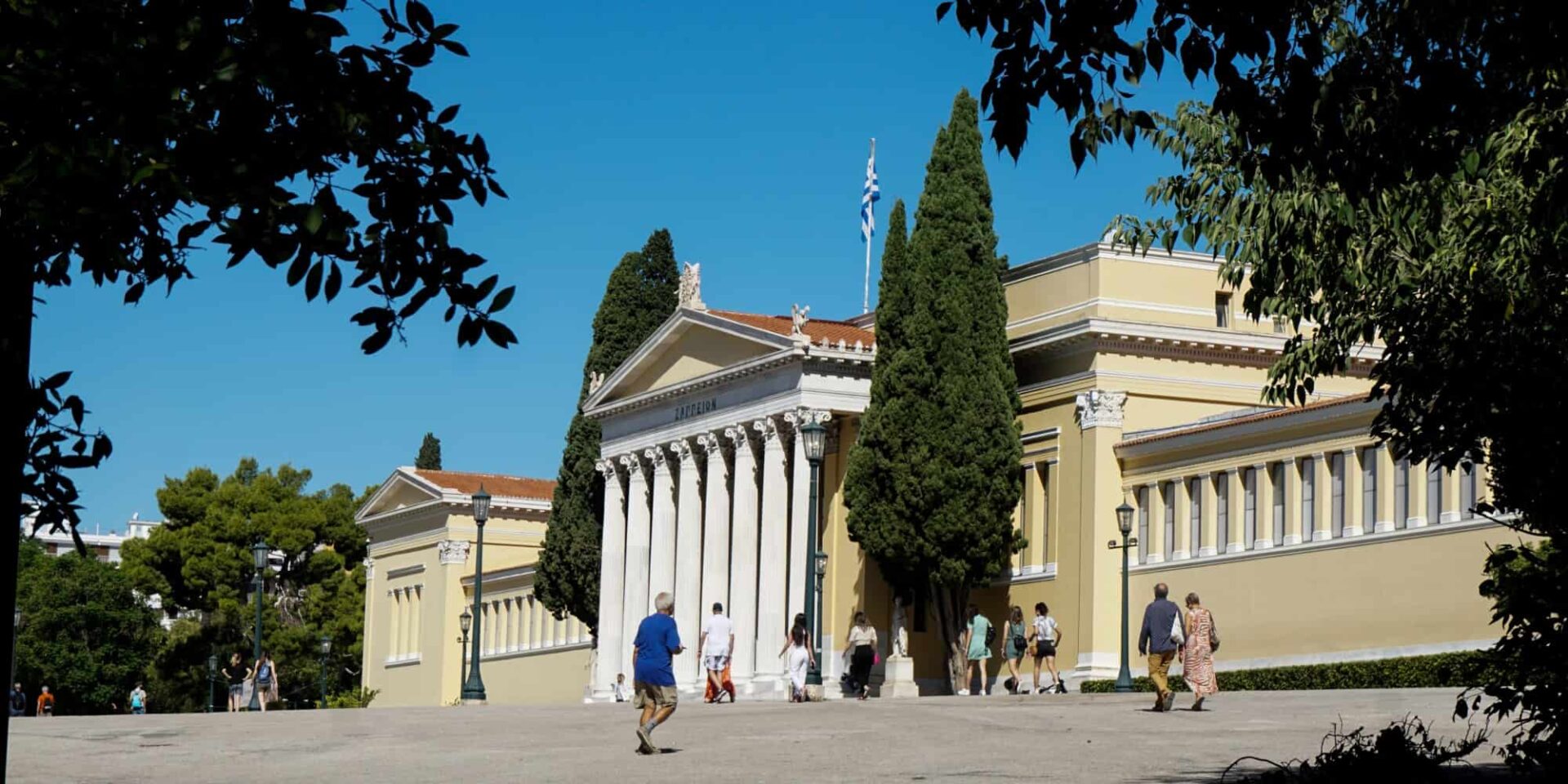 καιρός - Κόσμος περπατάει στο Ζάππειο
