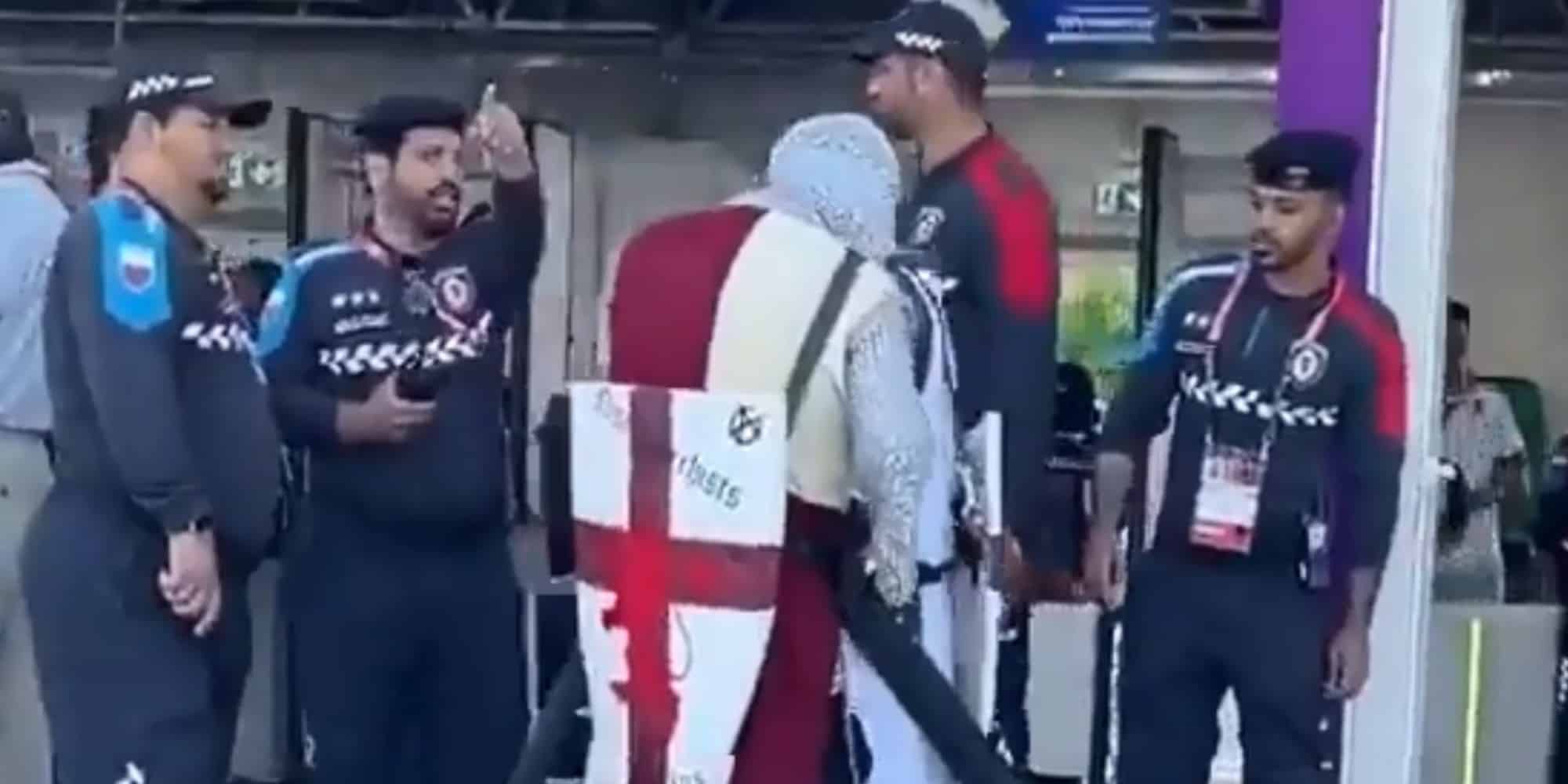 Άγγλοι οπαδοί ντυμένοι Σταυροφόροι στο Κατάρ