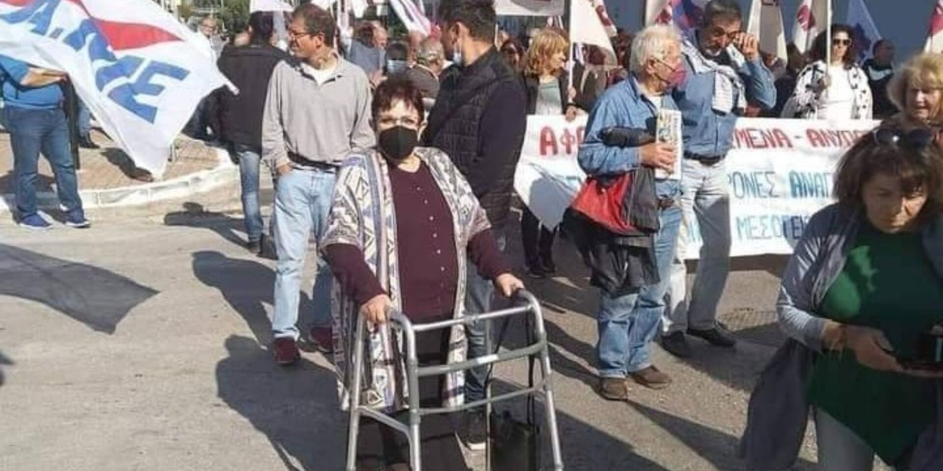 Η Αλέκα Παπαρήγα με το «Π» στην πορεία για την ακρίβεια
