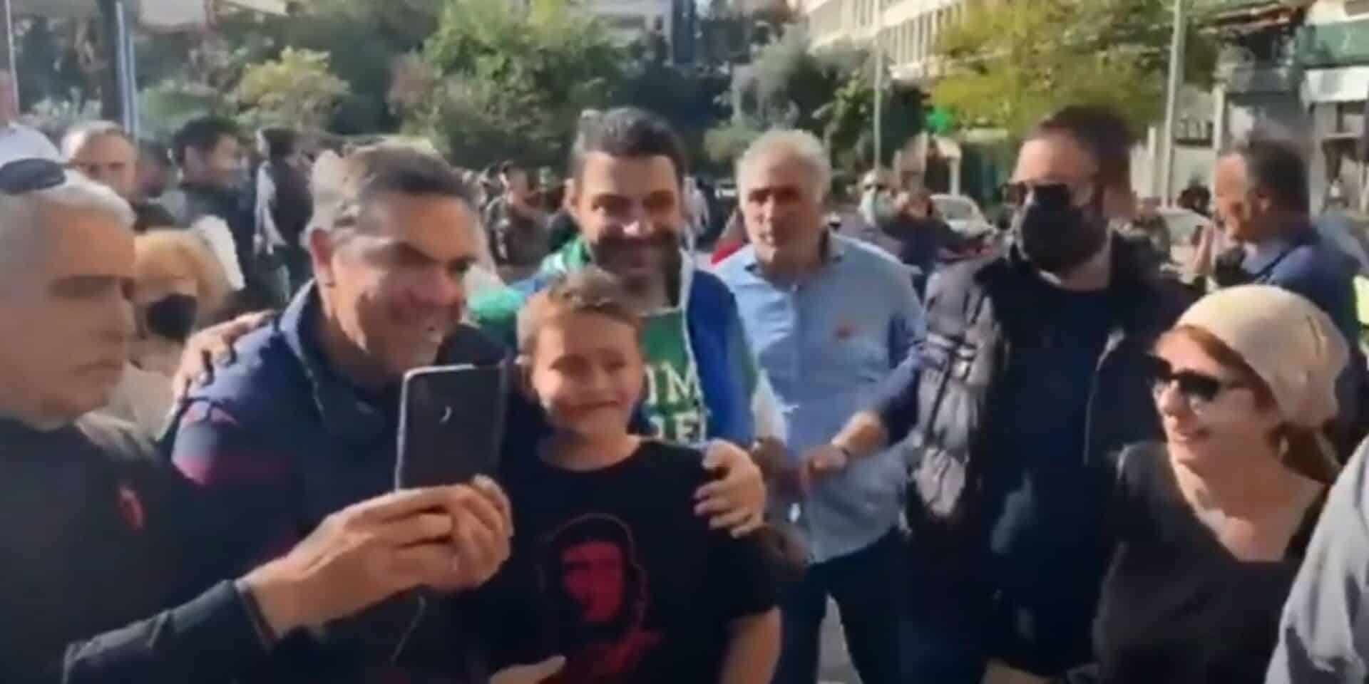 Ο Αλέξης Τσίπρας με τον μικρό φίλο στην πορεία