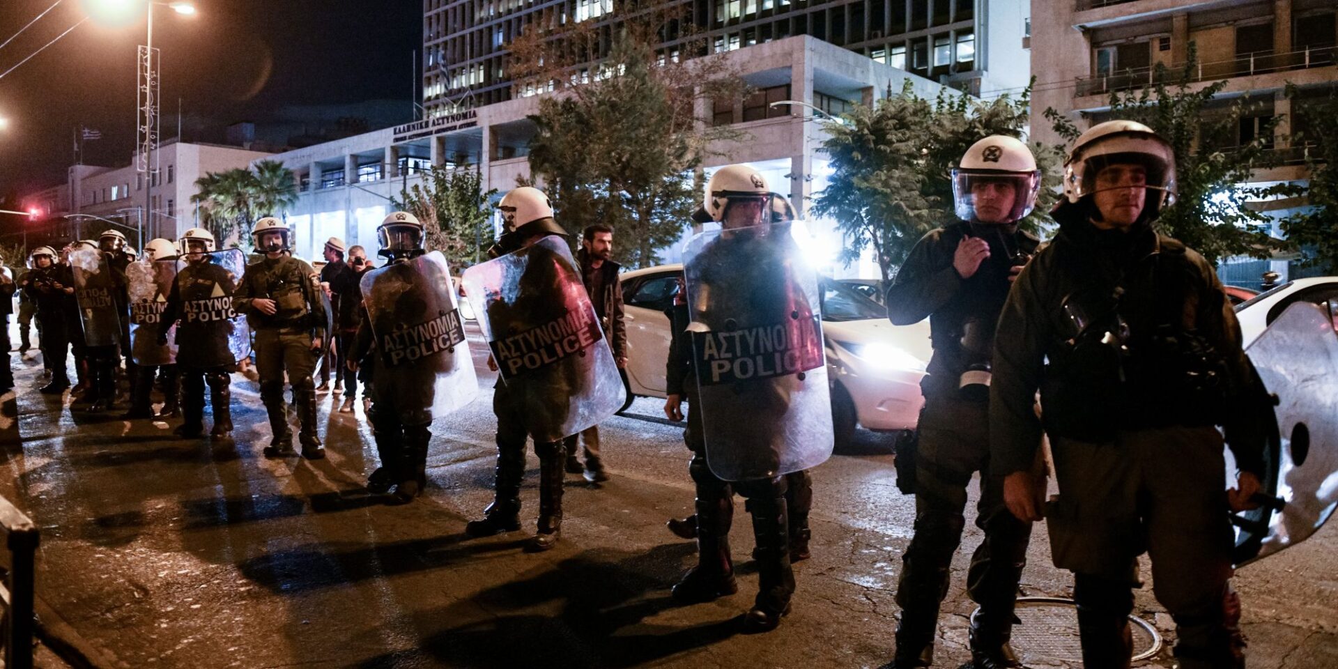 Συγκέντρωση αστυνομικών έξω από τα προσφυγικά