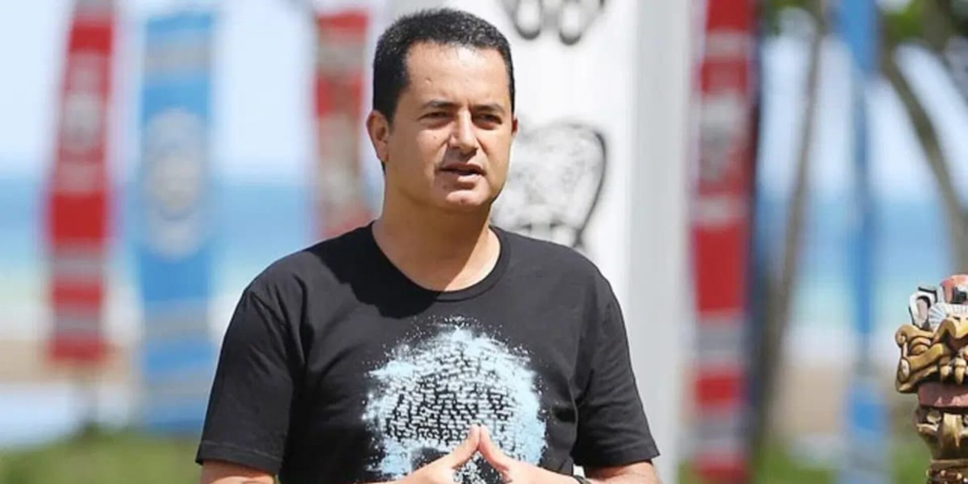 Ο Ατζούν Ιλιτζαλί σε παραλία του Survivor All Star
