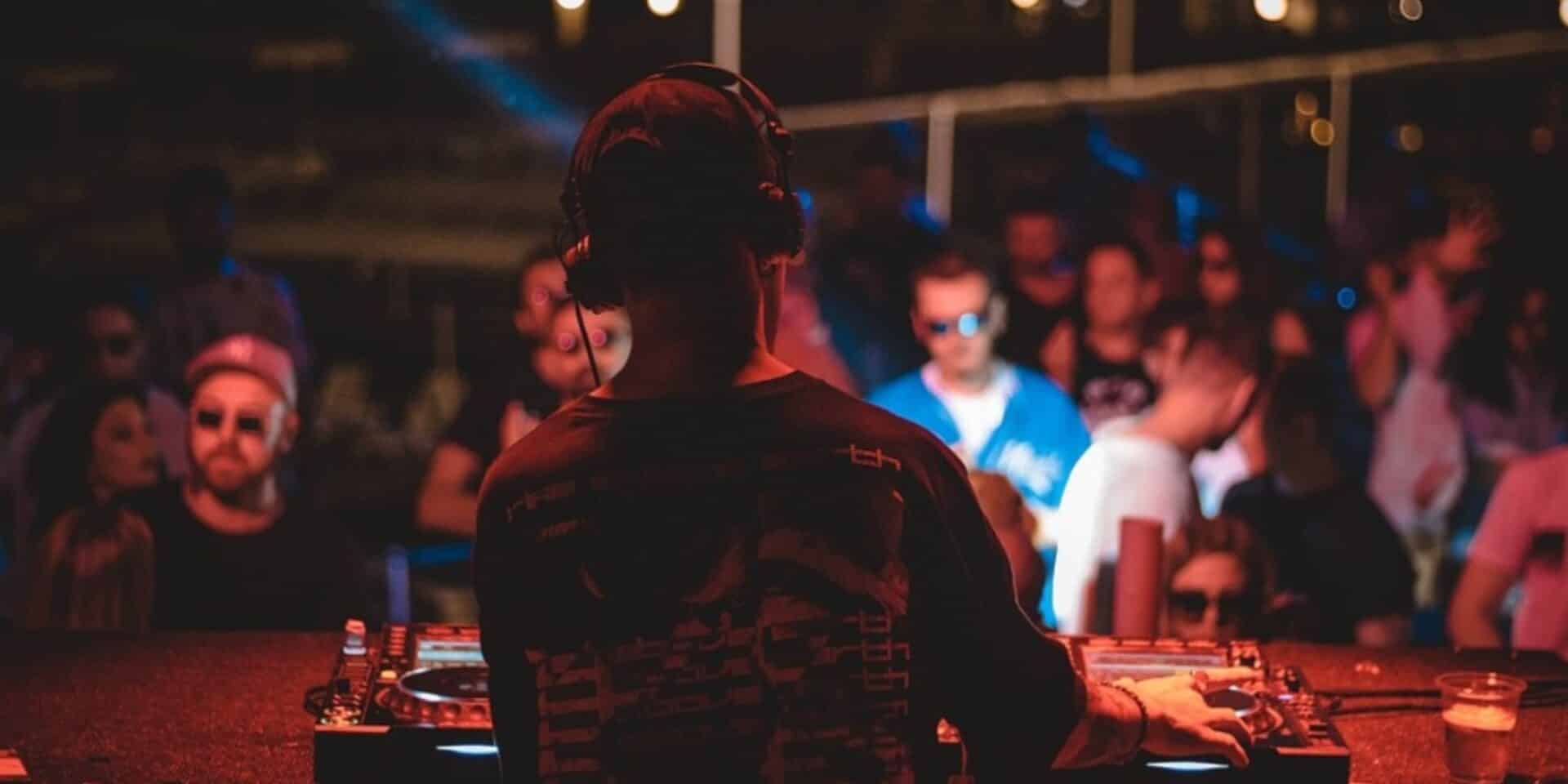 Dj με ακουστικά σε κλαμπ