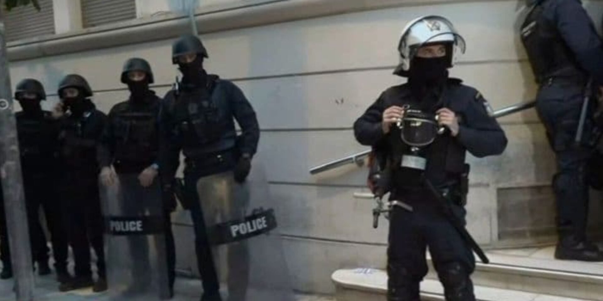 ΜΑΤ έξω από το υπουργείο Υγείας
