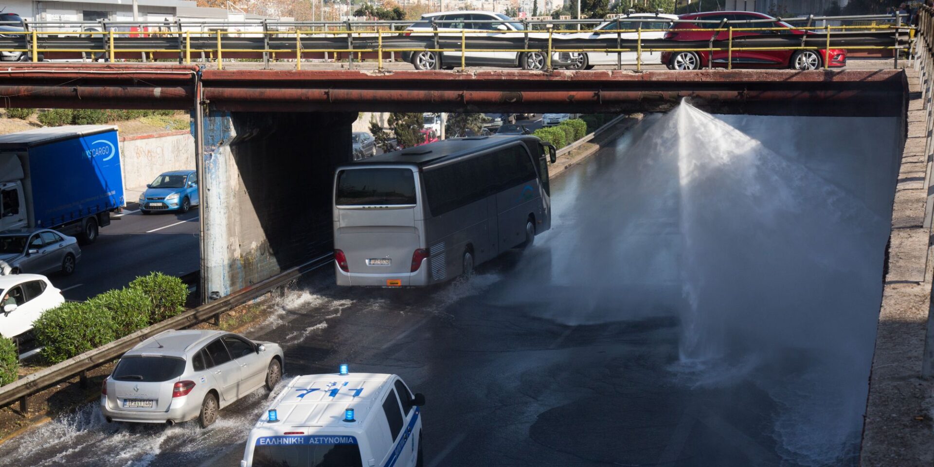 Εικόνα από το σπάσιμο του αγωγού στη γέφυρα Βρυούλων