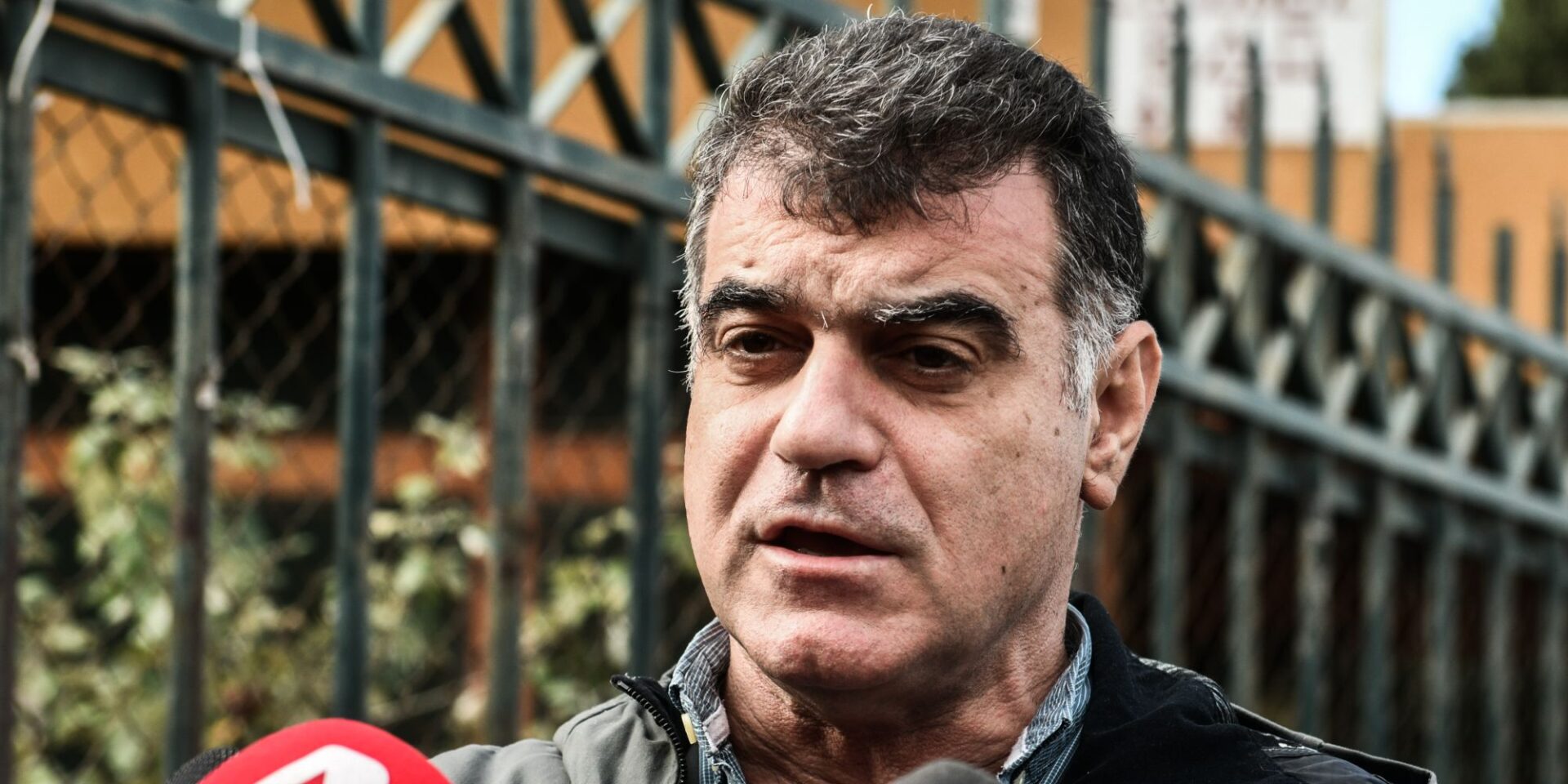Ο Κώστας Βαξεβάνης έξω από τα δικαστήρια