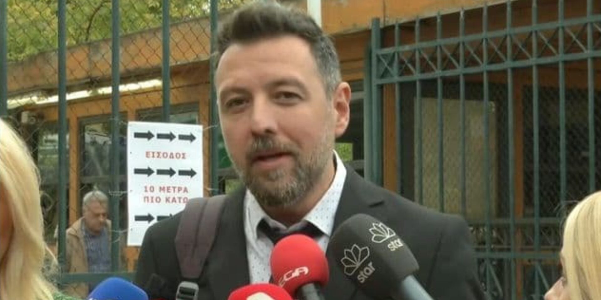 O Μάνος Παπαγιάννης έξω από τα δικαστήρια