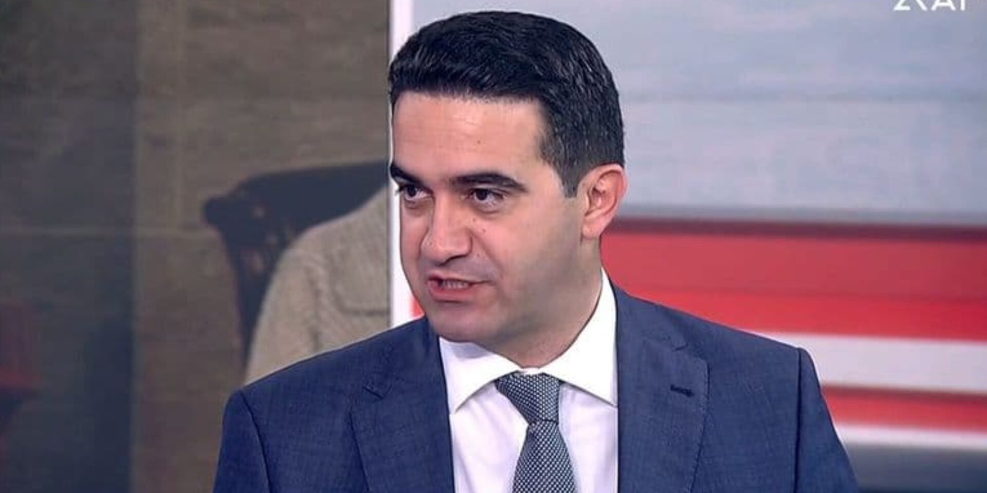 Ο Μιχάλης Κατρίνης σε πλατό εκπομπής