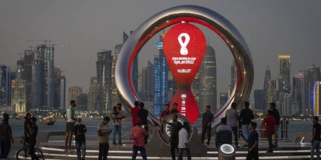 Κόσμος στο Κατάρ περιμένει την έναρξη του Μουντιάλ