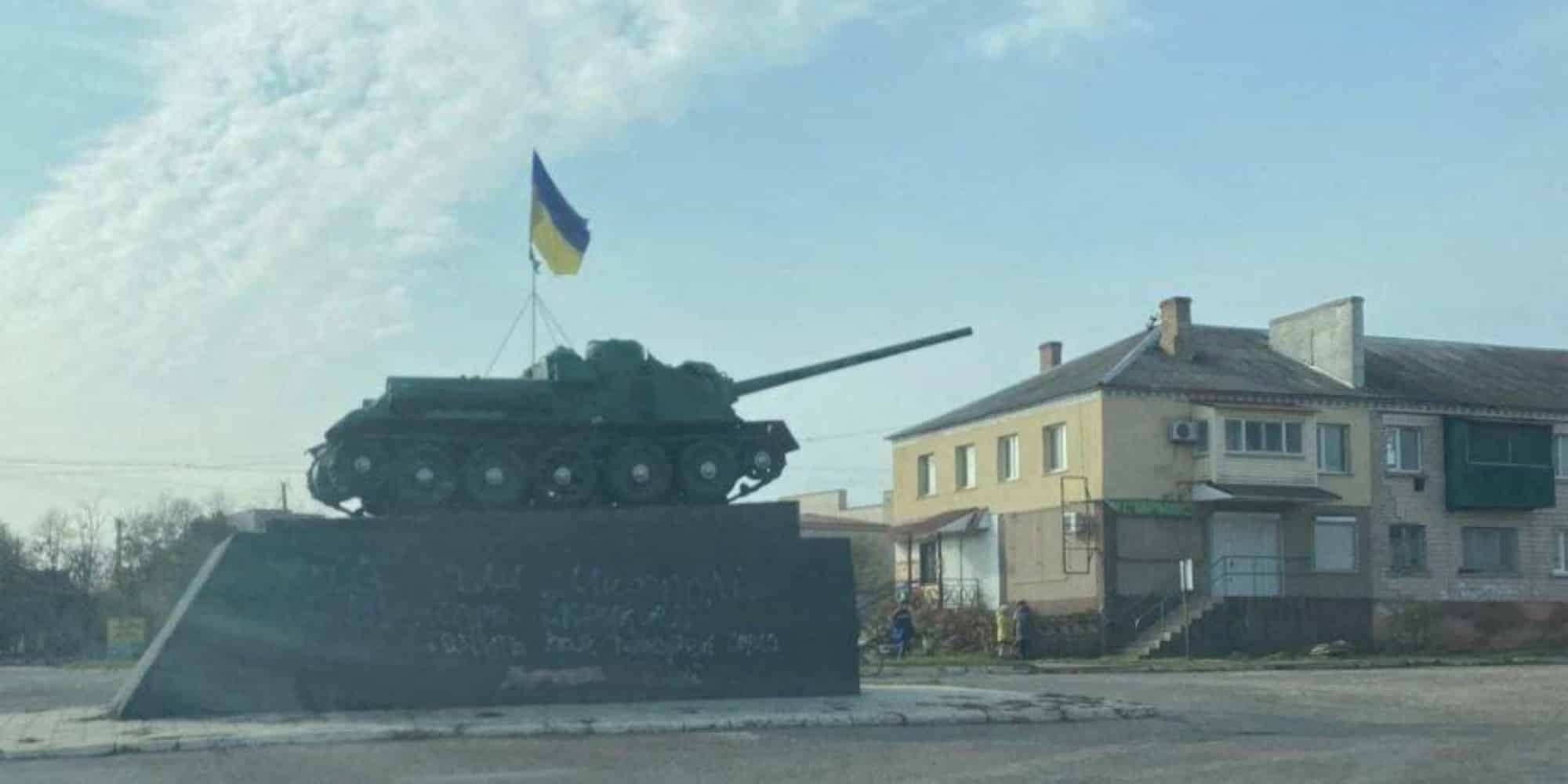 Τανκ με την ουκρανική σημαία στη Χερσώνα