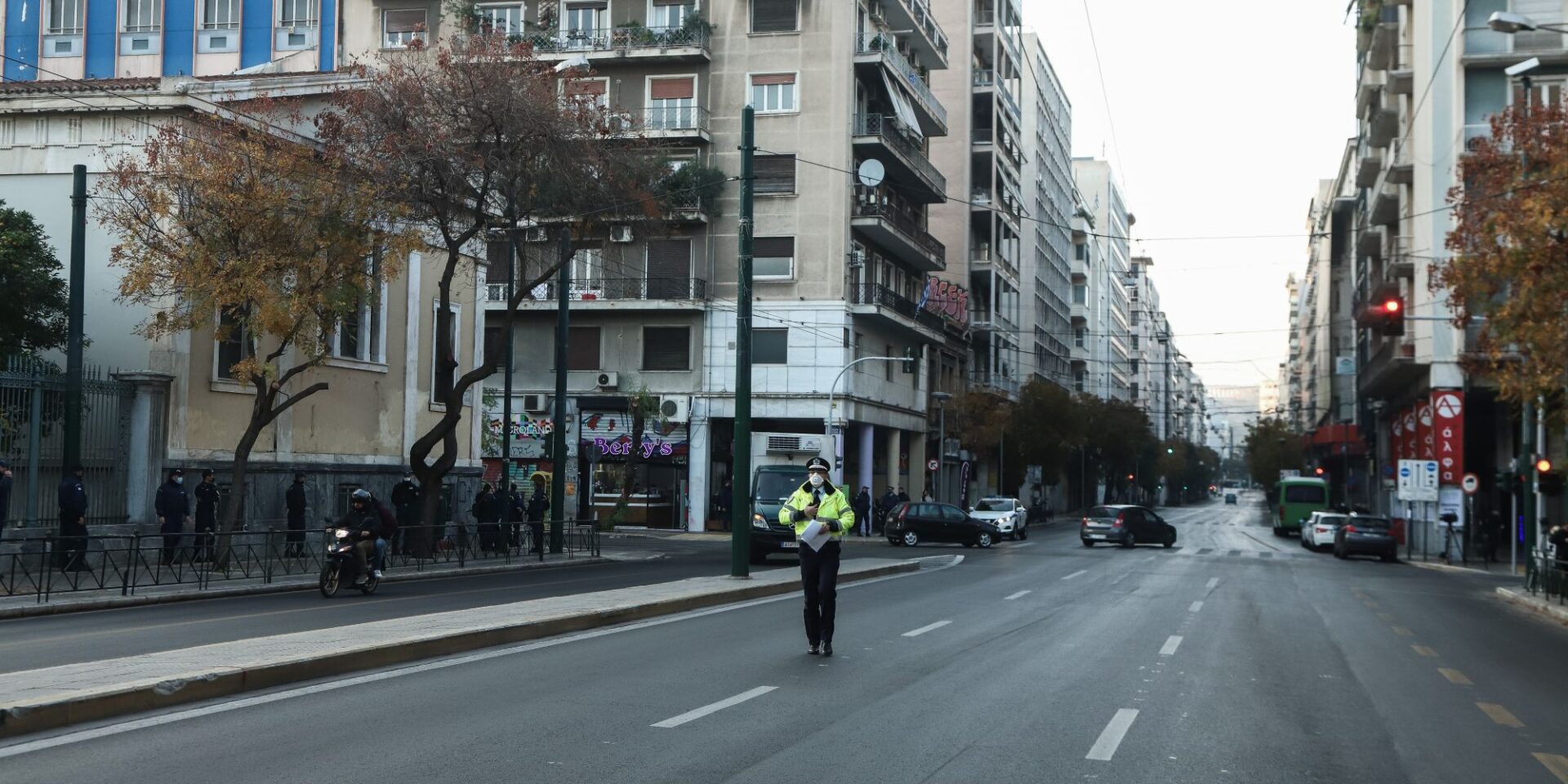 Αστυνομικός μπροστά από το Πολυτεχνείο