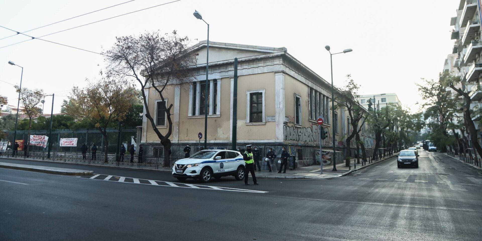 Αστυνομικό όχημα μπροστά από το Πολυτεχνείο