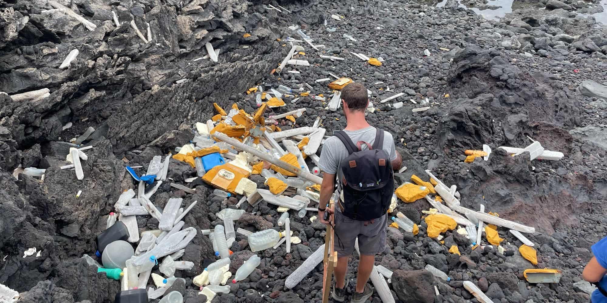 Τα σκουπίδια που βρέθηκαν σε απομακρυσμένο νησί