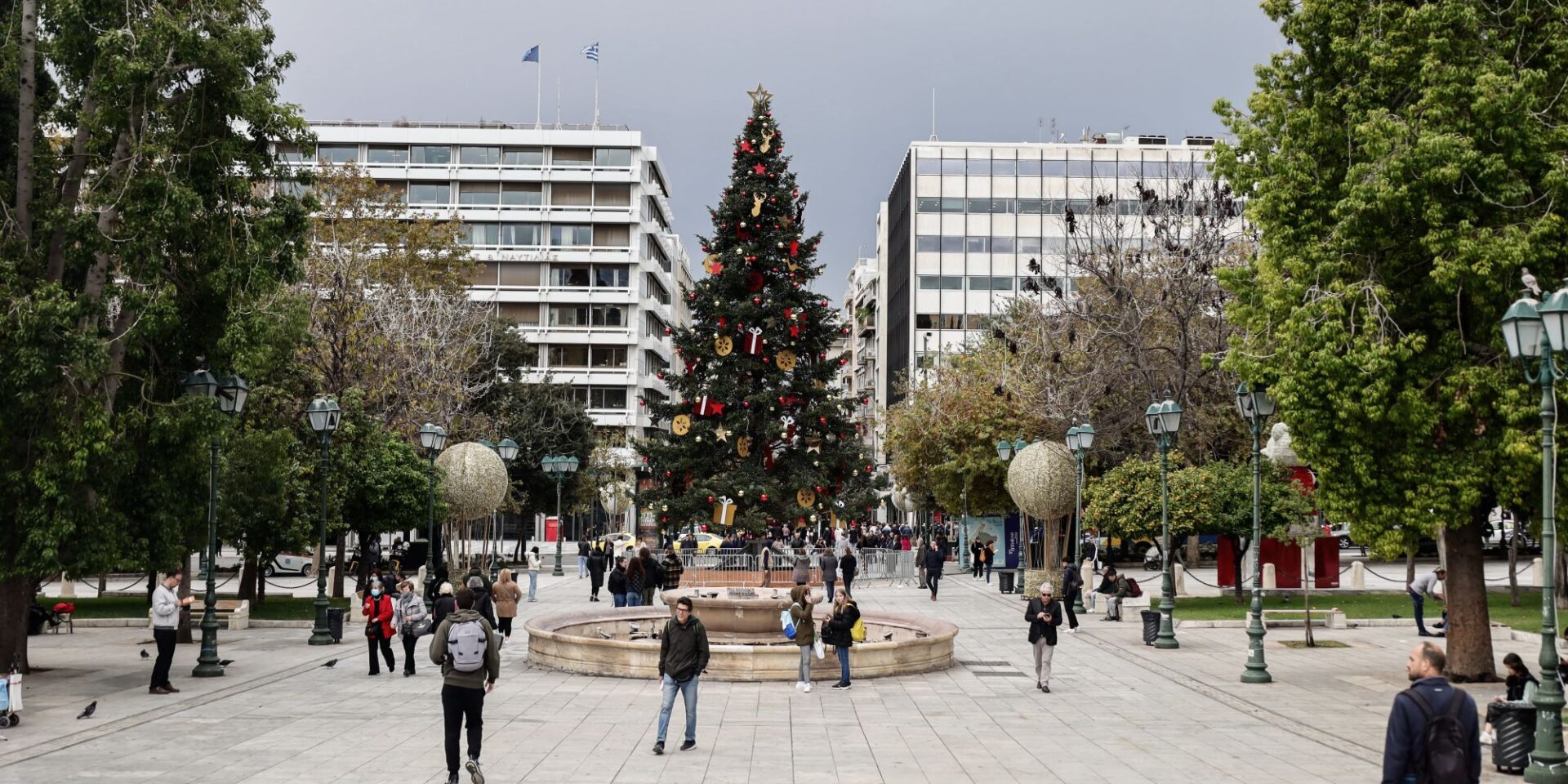 Το Χριστουγεννιάτικο δέντρο στο Σύνταγμα