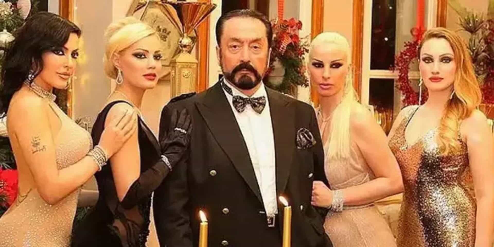 Ο τηλε-ιεροκήρυκας Αντνάν Οκτάρ περιτριγυρισμένος από γυναίκες που αποκαλούσε «γατάκια» του