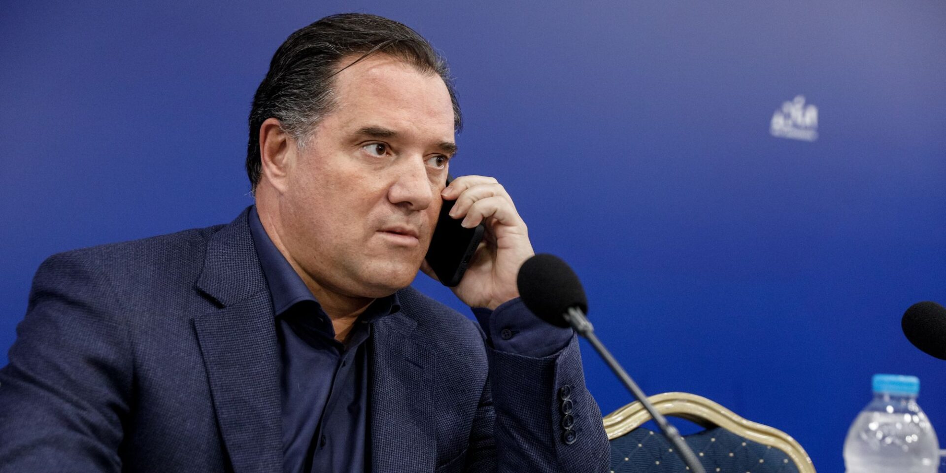 Ο Άδωνις Γεωργιάδης μιλά στο τηλέφωνο
