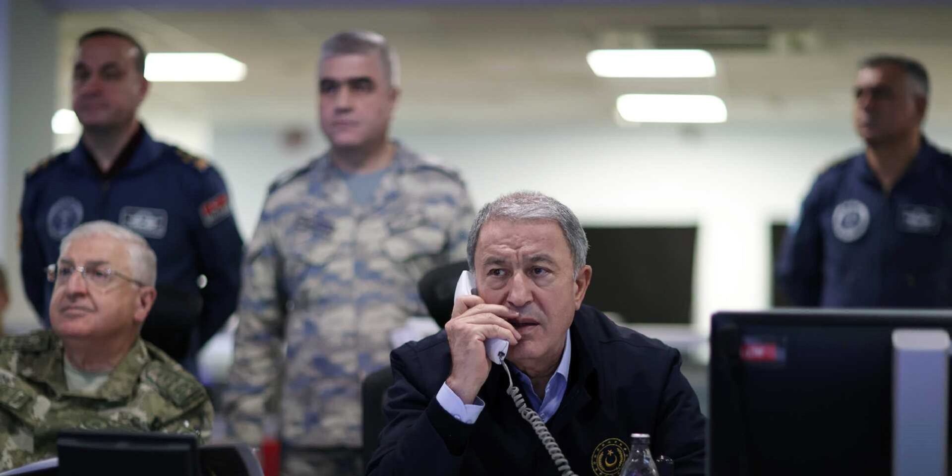 Ο Χουλουσί Ακάρ ενημερώνεται για τις επιδρομές στη Συρία
