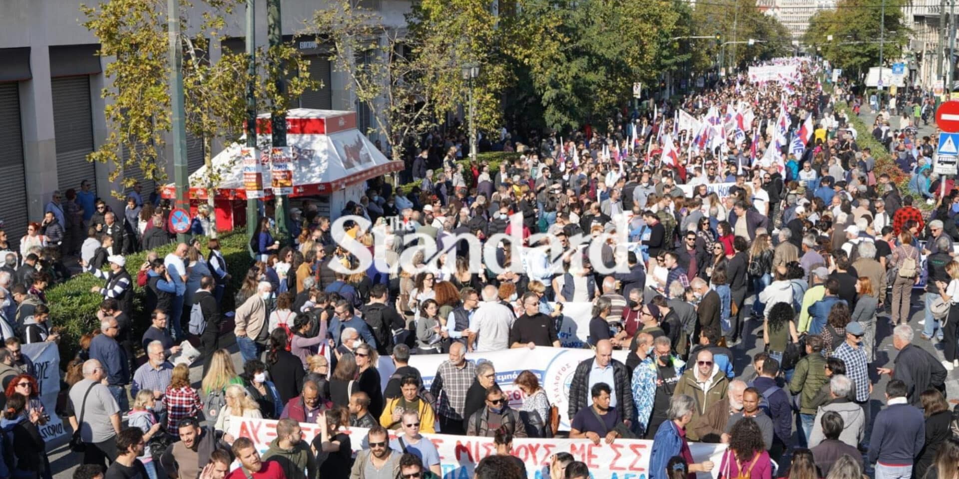 Σε εξέλιξη η συγκέντρωση του ΠΑΜΕ στα Προπύλαια