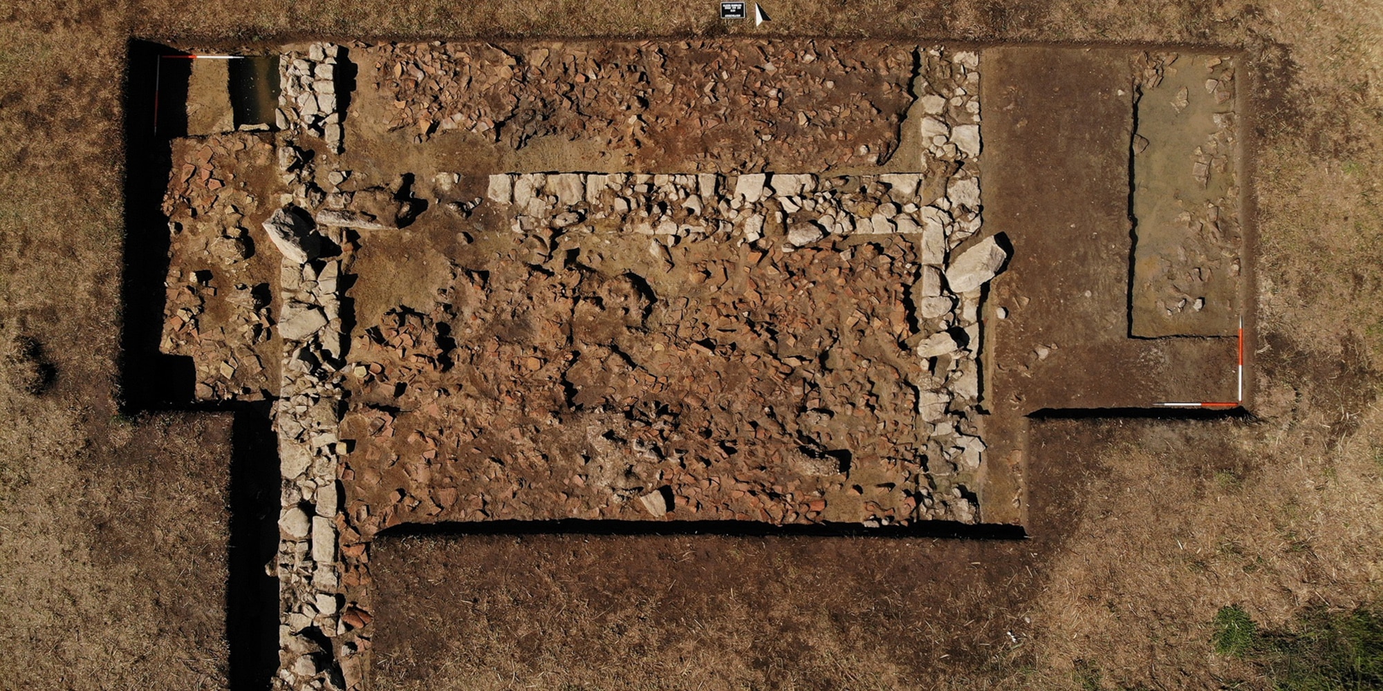 Kτηριακά κατάλοιπα που μπορούν να αποδοθούν στο ιερό του Ποσειδώνα εντοπίστηκαν στην πρώτη ανασκαφική περίοδο του πενταετούς ερευνητικού προγράμματος, (έτη 2022-2026), στο Κλειδί Σαμικού.