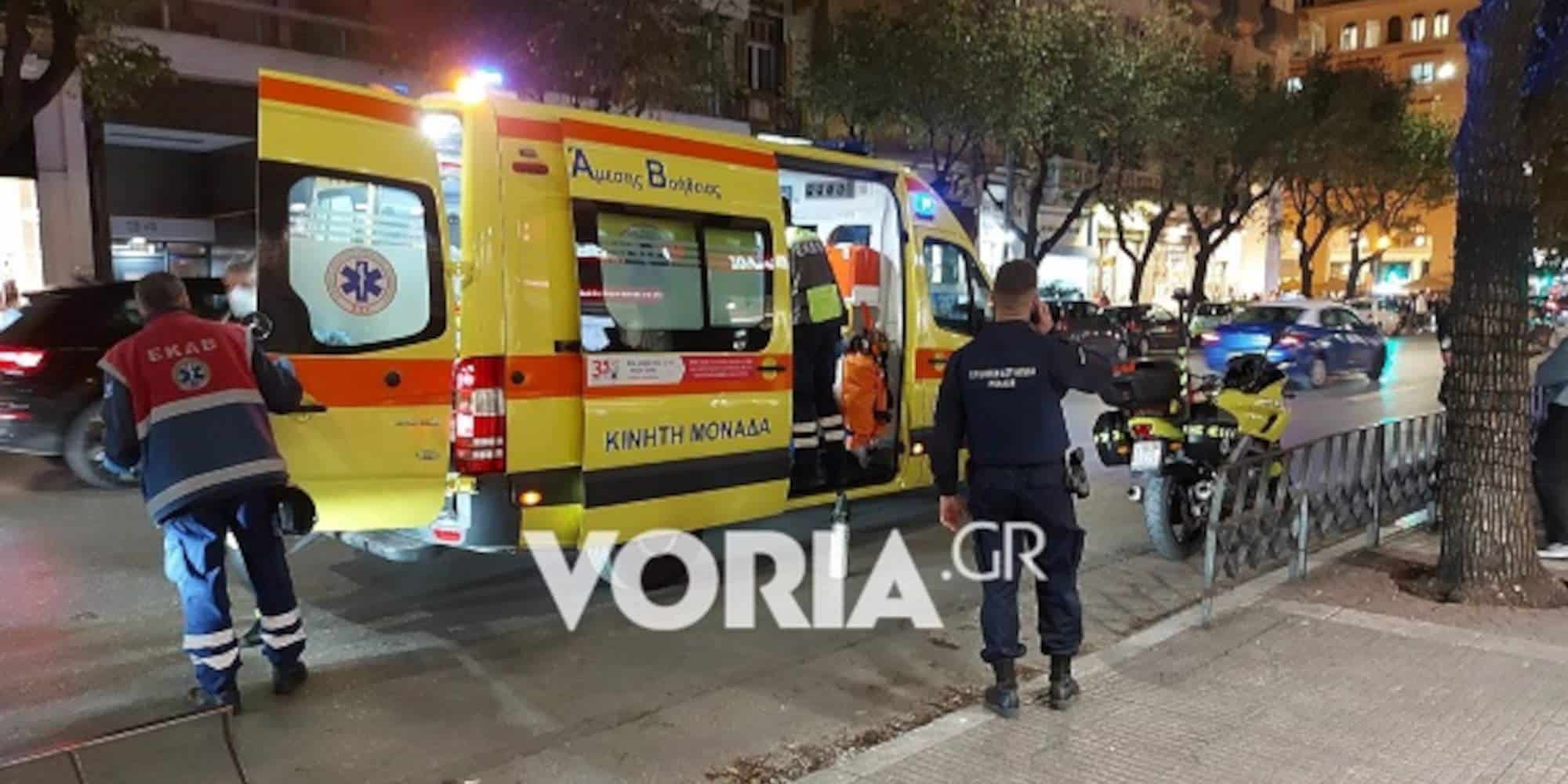Ασθενοφόρο έξω από το εμπορικό κέντρο, όπου έπεσε ο άνδρας, στη Θεσσαλονίκη