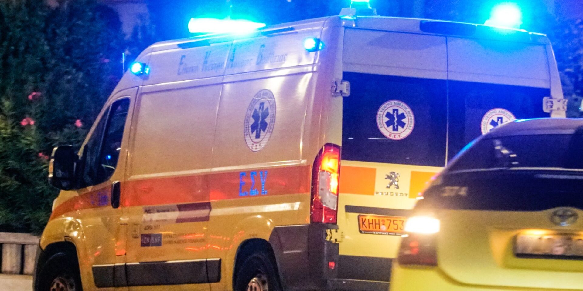 Ασθενοφόρο του ΕΚΑΒ τη νύχτα