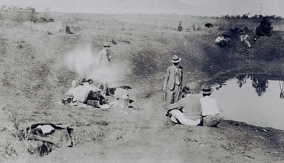 Αυστραλοί στρατιώτες ξεκουράζονται κατά τη διάρκεια του πολέμου των Εμού