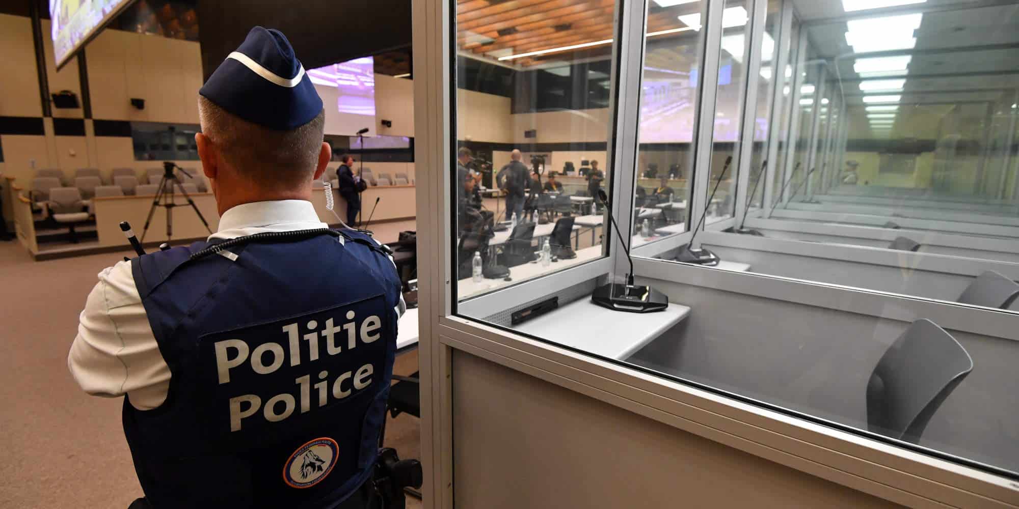 Αστυνομικός στο Βέλγιο επιτηρεί εσωτερικό χώρο