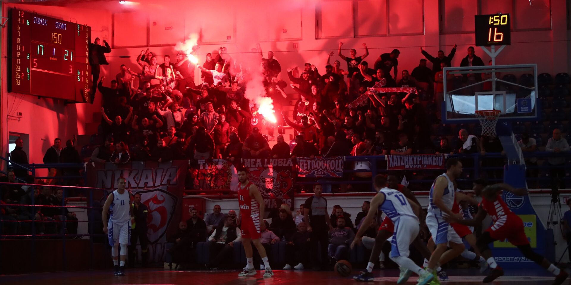 Τα καπνογόνα των οπαδών του Ολυμπιακού οδήγησαν σε ολιγόλεπτη διακοπή