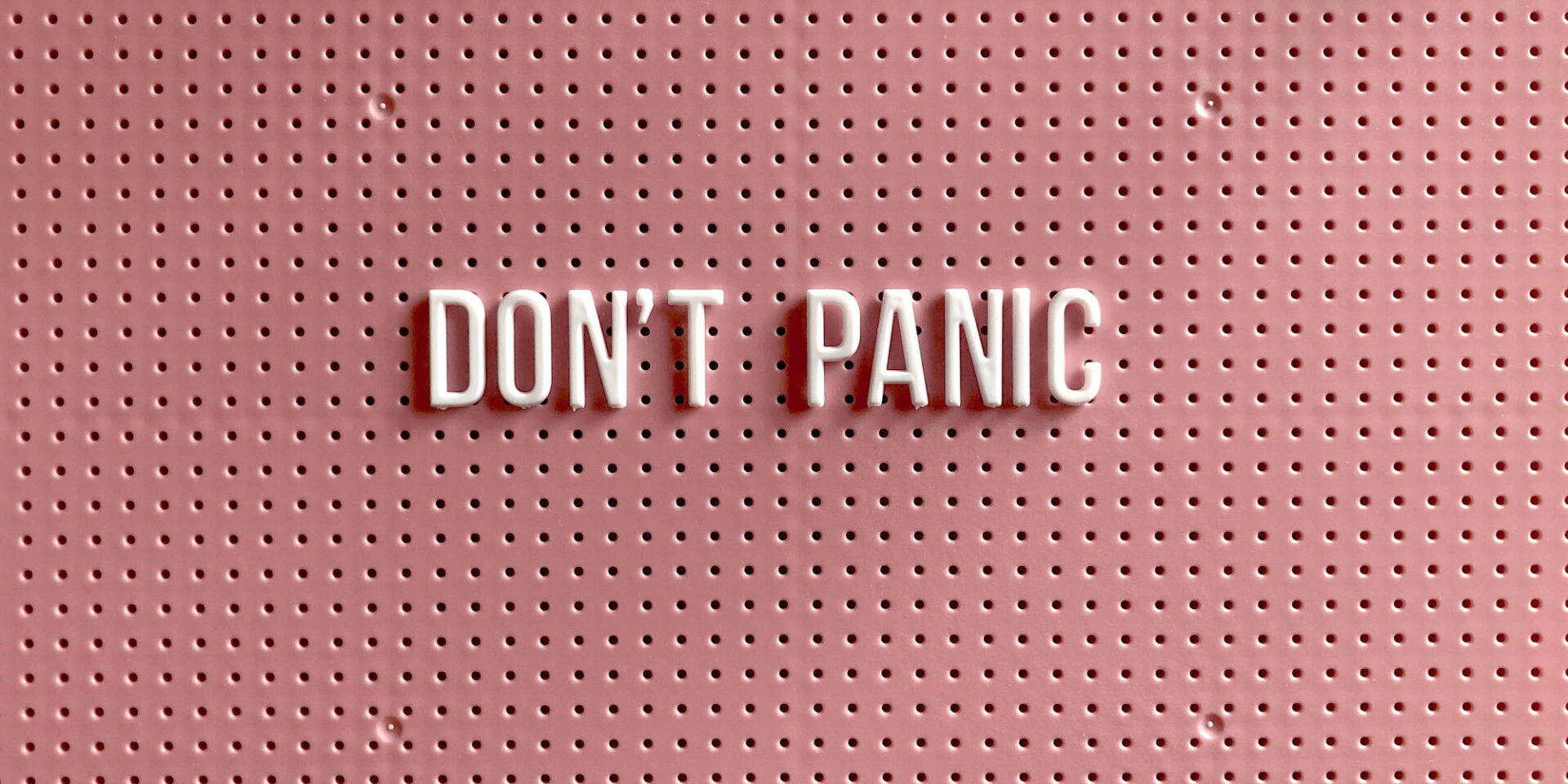Πινακίδα Don't Panic, σε ροζ φόντο για την κρίση πανικού