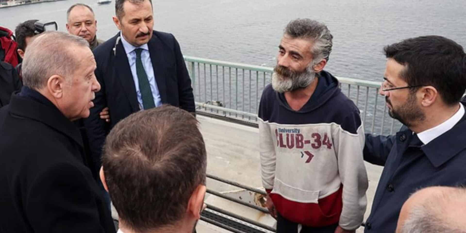 Ο Τούρκος πρόεδρος, Ρετζέπ Ταγίπ Ερντογάν συνομιλή με Τούρκο πολίτη που επιχειρούσε να αυτοκτονήσει