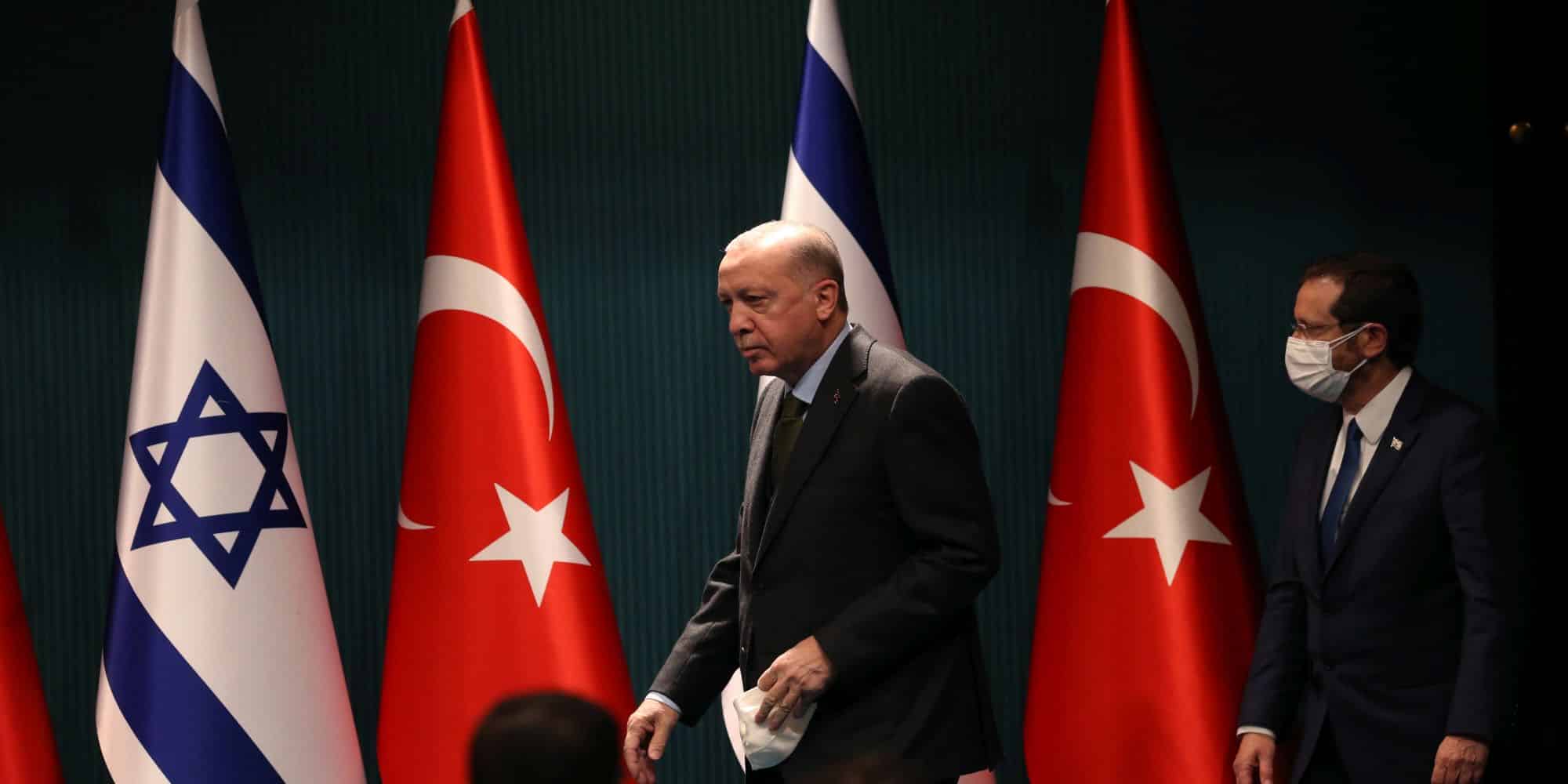 Ο Ερντογάν μπροστά από σημαίες της Τουρκίας και του Ισραήλ