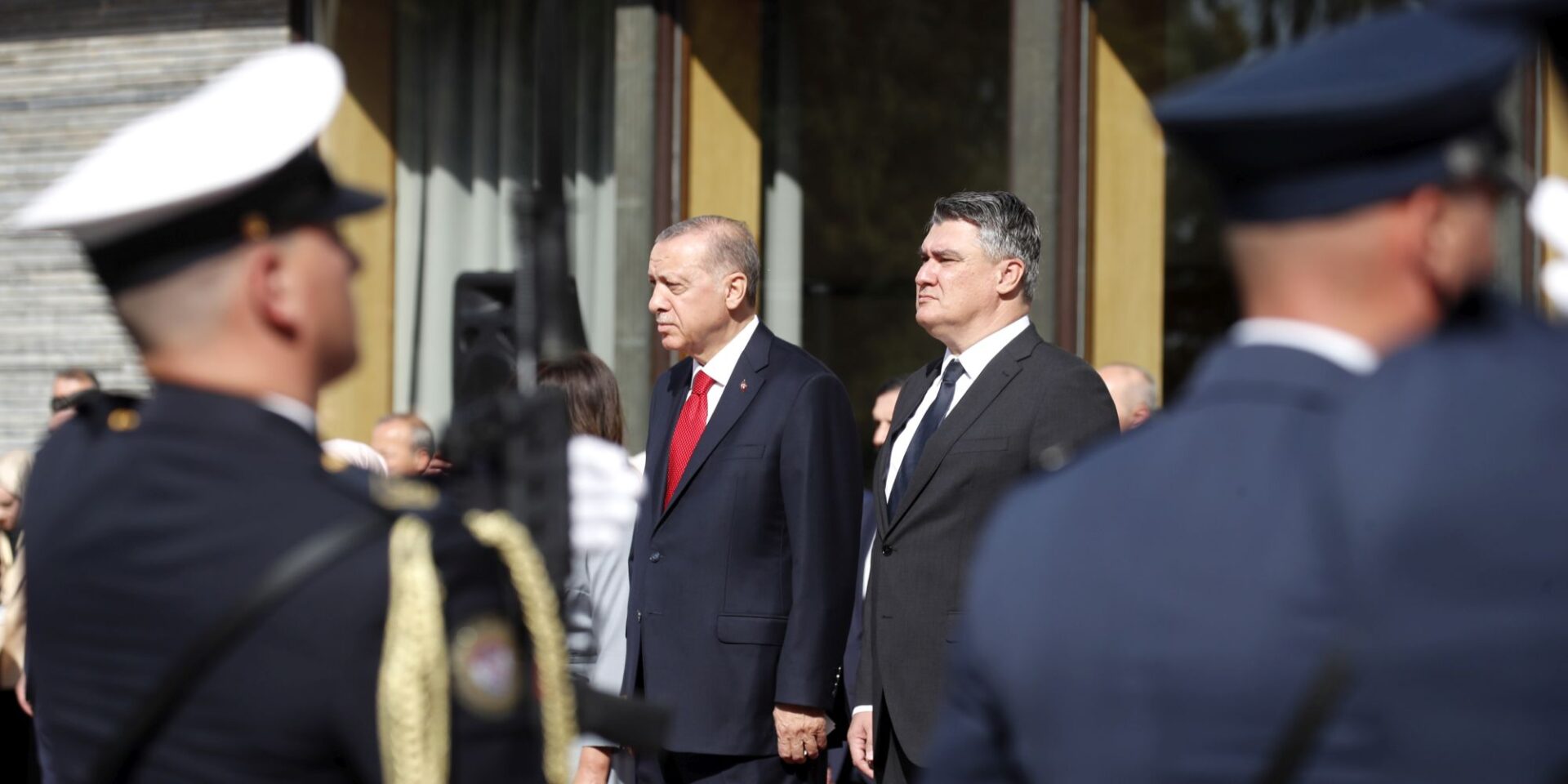 Ο Ρετζέπ Ταγίπ Ερντογάν πίσω από στρατιώτες
