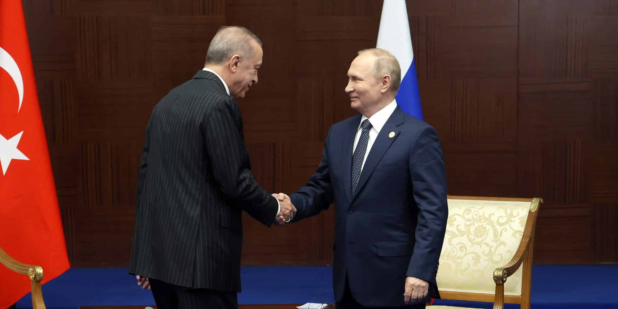 Ο Τούρκος πρόεδρος Ρετζέπ Ταγίπ Ερντογάν σε χειραψία με τον Ρώσο ομόλογό του, Βλαντιμίρ Πούτιν