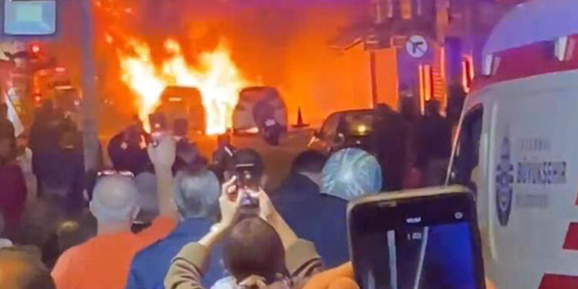 Φωτιά σε σταθμευμένα οχήματα στην Κωνσταντινούπολη