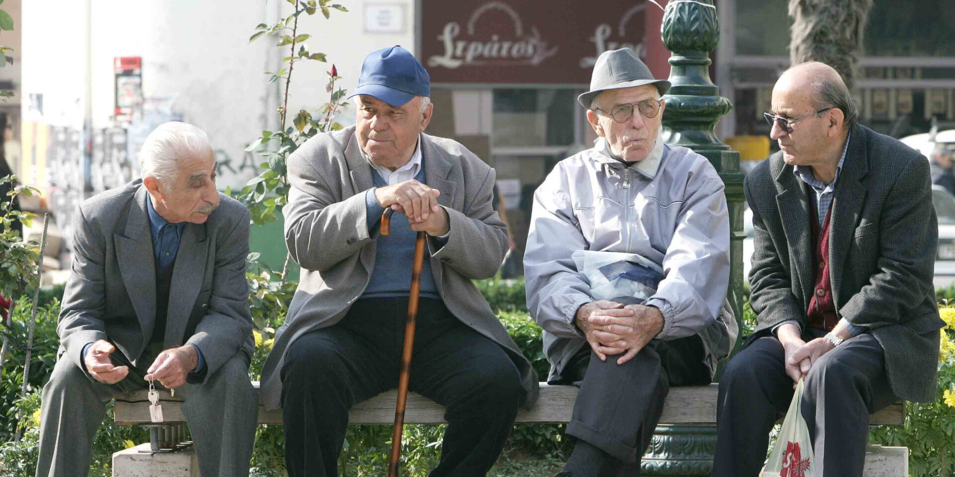 Ηλικιωμένοι σε παγκάκι
