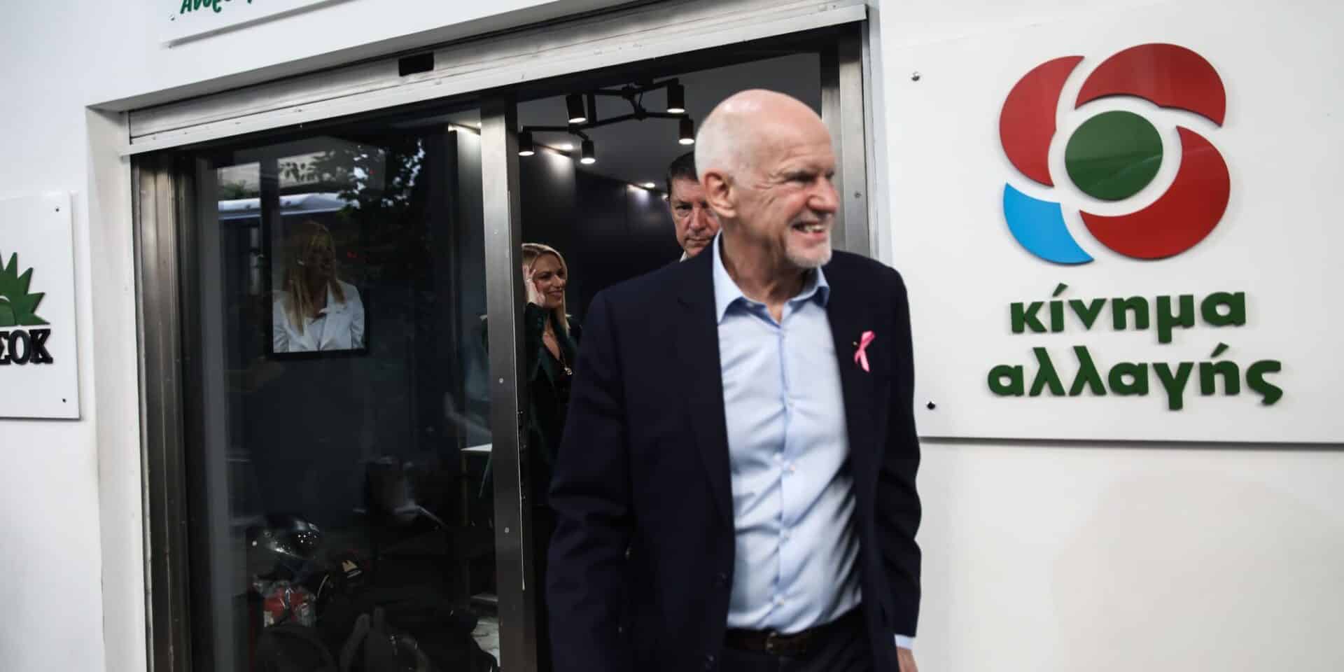 Ο Γιώργος Παπανδρέου έξω από τα γραφεία του ΠΑΣΟΚ-ΚΙΝΑΛ