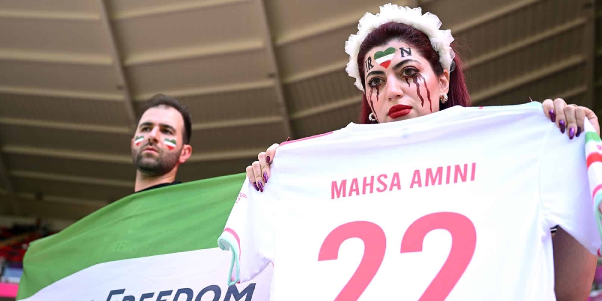 Φανέλα της Μαχσά Αμινί σε αγώνα του Ιράν στο Μουντιάλ 2022