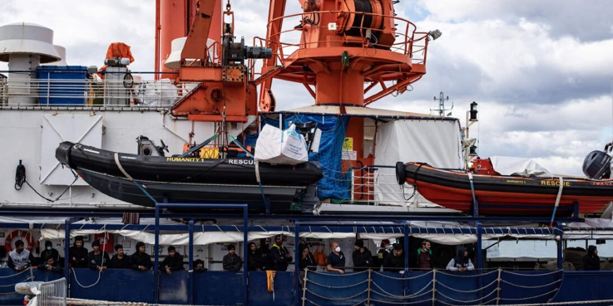 Μετανάστες σε πλοίο στο λιμάνι της Κατάνης
